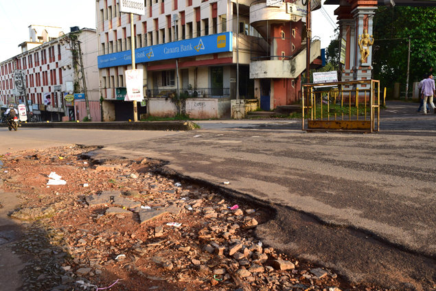 Budkulo_Mangaluru_Roads_Potholes_Mix (3)